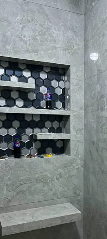 Niche de douche en mosaïque hexagonale noire et blanche