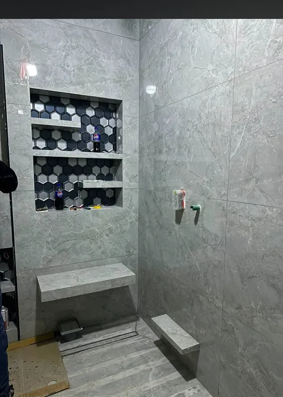 Vista de la ducha efecto mármol gris con banco
