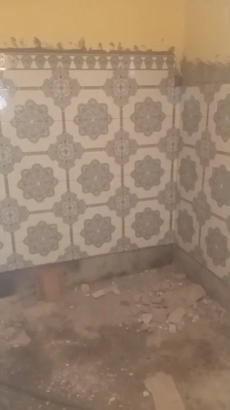زاوية غرفة ببلاط مزخرف أزرق رمادي