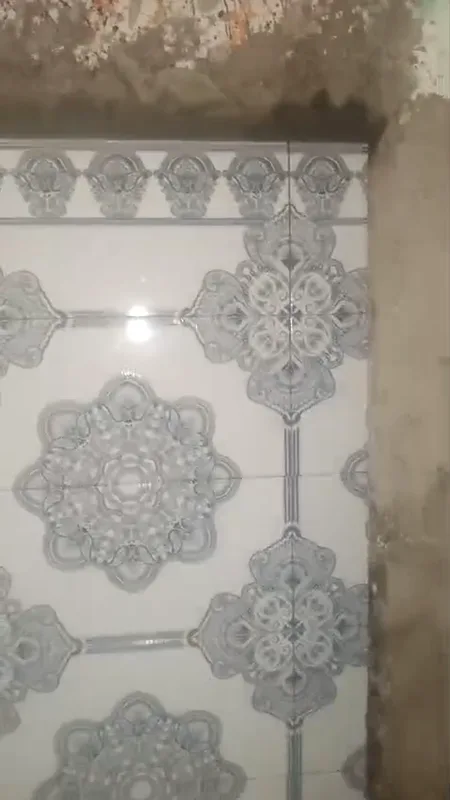 Carreaux à motifs bleu-gris et frise, chantier en cours