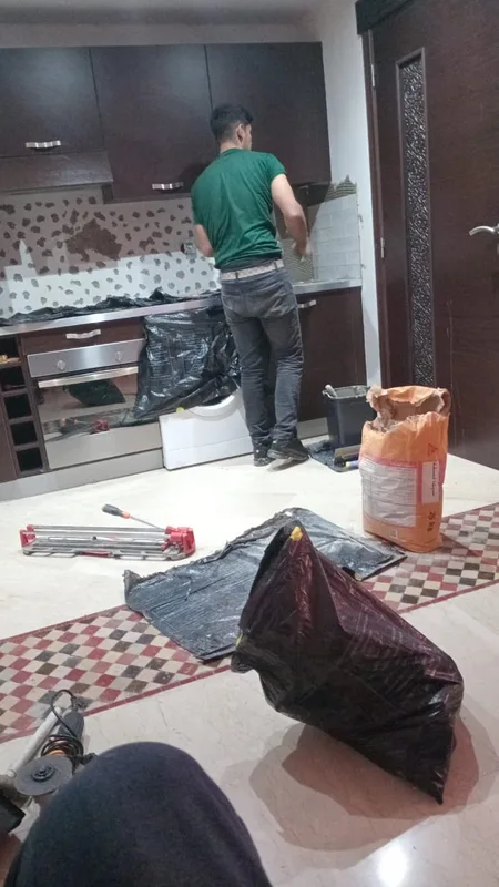 حرفي يركب واجهة مطبخ