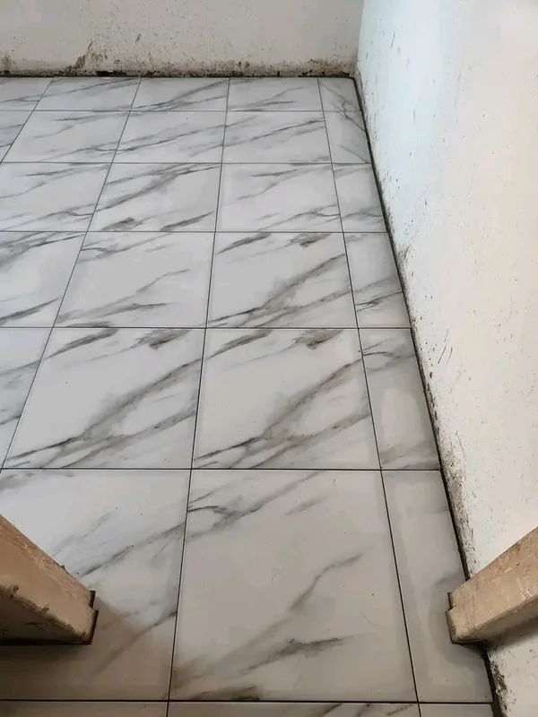 أرضية بمظهر الرخام الأبيض بعروق رمادية قبل تركيب الوزرات