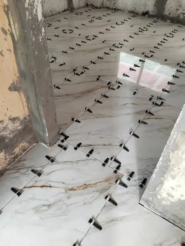أرضية بمظهر الرخام الأبيض المعرّق مع مشابك التسوية