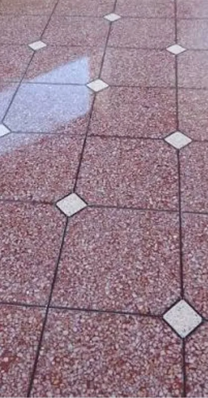 بلاط وردي مرقط مع قطع بيضاء على شكل معين